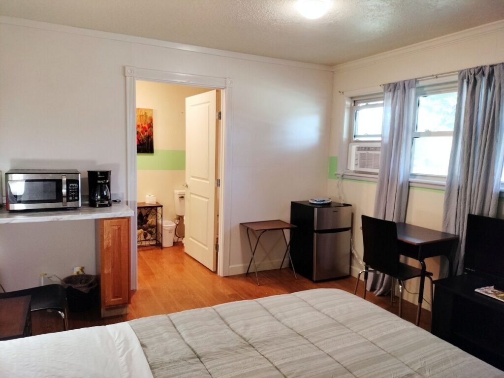 Golden Sunflower’s Apartment G, Cameron University, Comanche county hospital! <span class="mfrsm-badge mfrsm-badge-available">Available now</span>